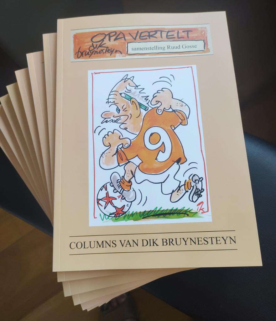 OPA VERTELT, 102 columns Dik Bruynesteyn  + 177 karikaturen, Verzenden, Nieuw, Buitenlandse clubs, Boek of Tijdschrift