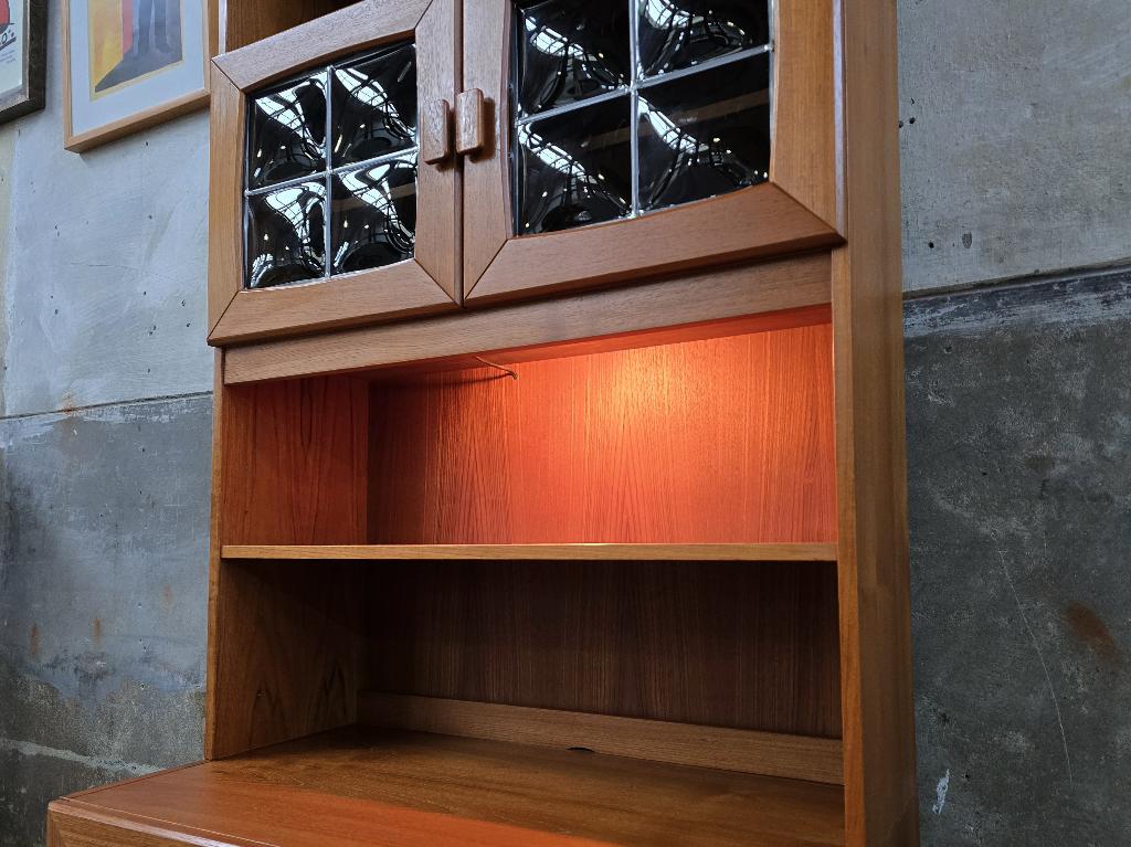 Mid Century Teak Wandmeubel | Vintage Hoog Highboard Kast 2, Glas, Ophalen of Verzenden, Minder dan 150 cm, 150 tot 200 cm