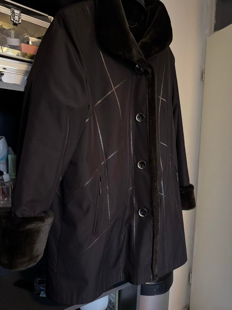 Baronia - Elegante bruine winterjas met bontkraag., Ophalen of Verzenden, Zo goed als nieuw, Maat 38/40 (M), Bruin