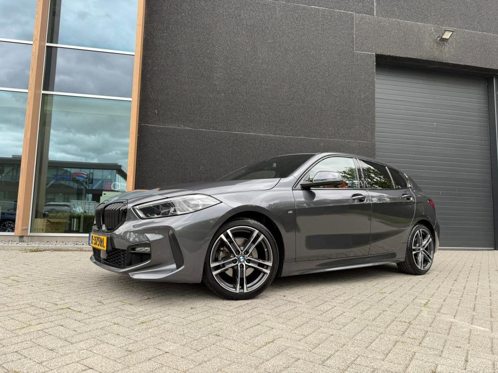 BMW 118i Aut | M Sport | High Executive | Leder | 2021 | BTW, Auto's, 65 €/maand, 136 pk, 1295 kg, USB