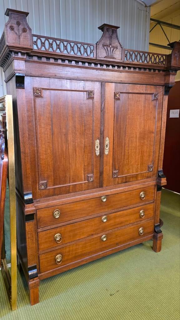 Eiken hekjes kabinet € 250, Antiek en Kunst, Antiek | Meubels | Kasten, Ophalen