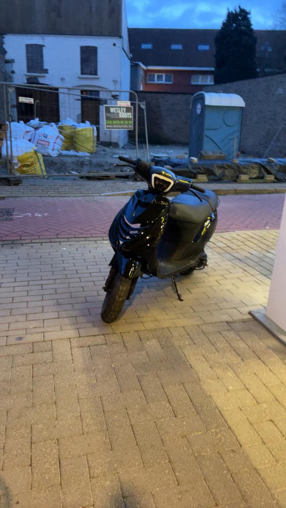 Zip 70cc b klasse te ruil/koop, Fietsen en Brommers, Ophalen, Tweetakt, Maximaal 45 km/u, Zo goed als nieuw
