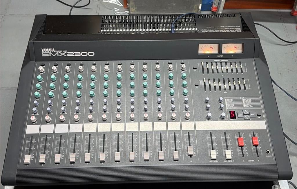 Yamaha EMX2300 Powered Mixer tegen meerprijs flightcase, Ophalen, Gebruikt, 10 tot 20 kanalen