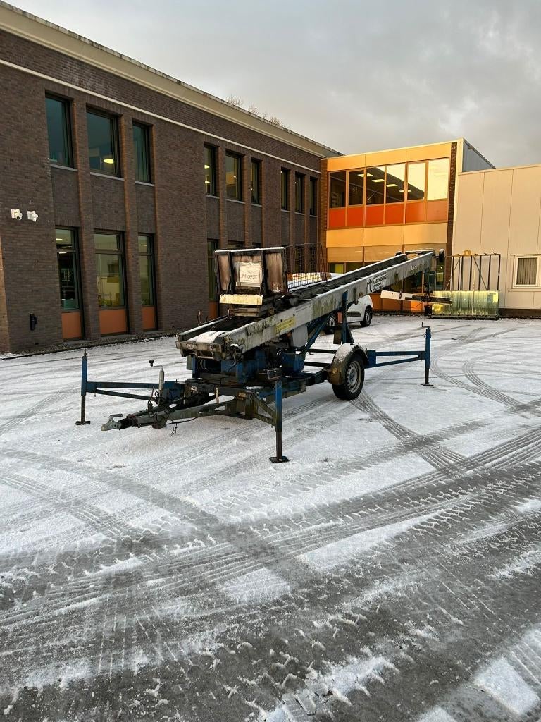 Twee stuks ladderwagens / Pannen liften type Klaas HV21/6, Ophalen
