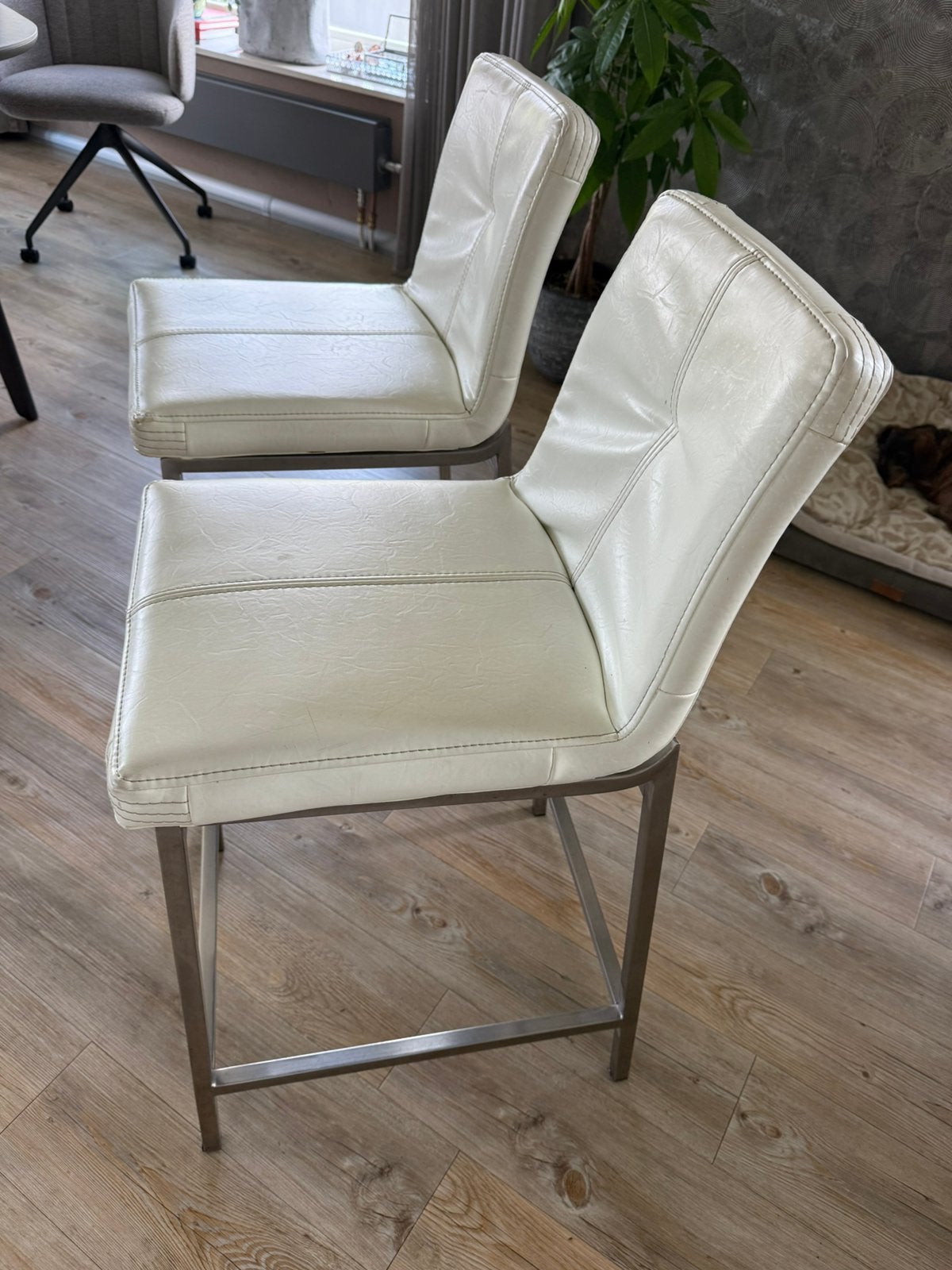 Leuke barkrukken witte lederen bekleding, Ophalen, 60 tot 90 cm, Leer, Zo goed als nieuw