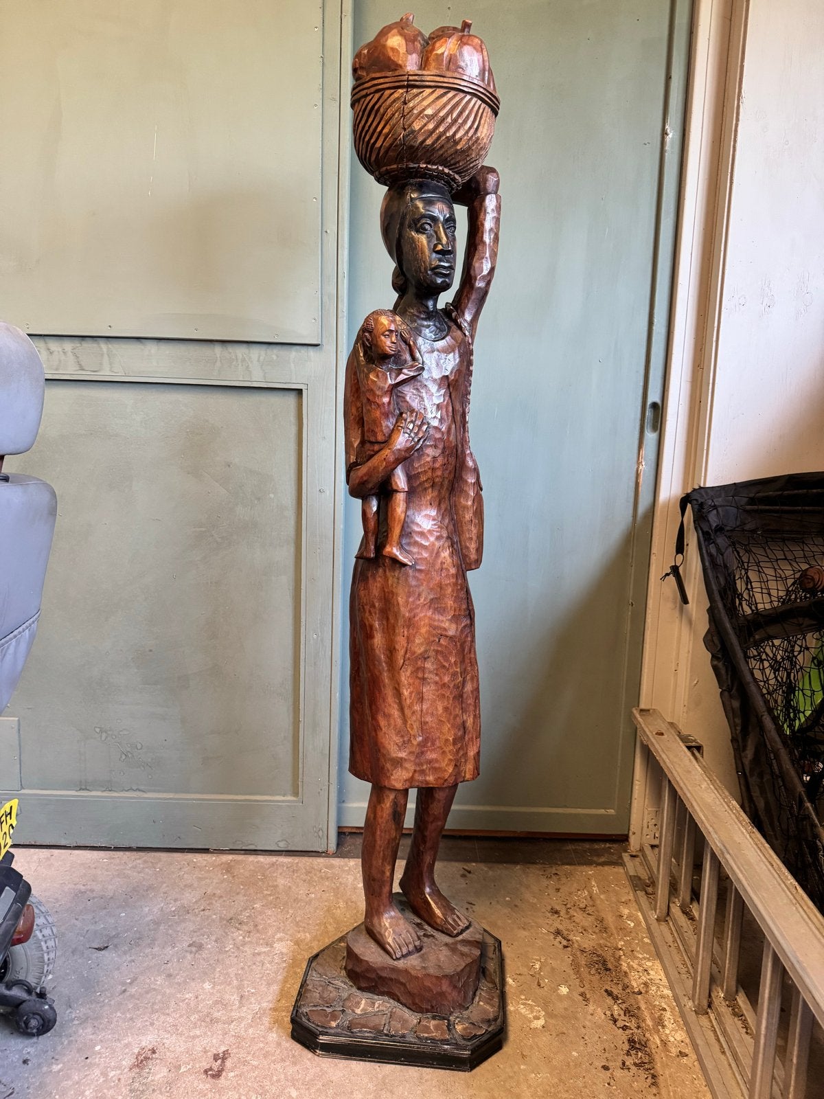 Zeer groot Afrikaans houten beeld vrouw met kind – 173 cm, Antiek en Kunst, Ophalen, Handgemaakt, 1 meter - 2 meter, Beeld