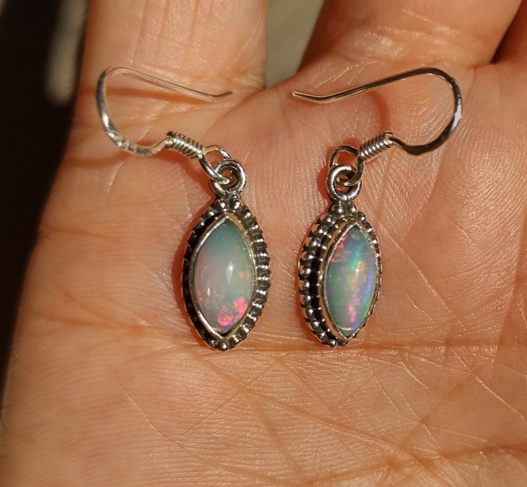 Zilveren oorbellen met natuurlijke Ethiopische Opaal steen, Sieraden, Tassen en Uiterlijk, Oorbellen, O.T., Hangers, Wit, Nieuw