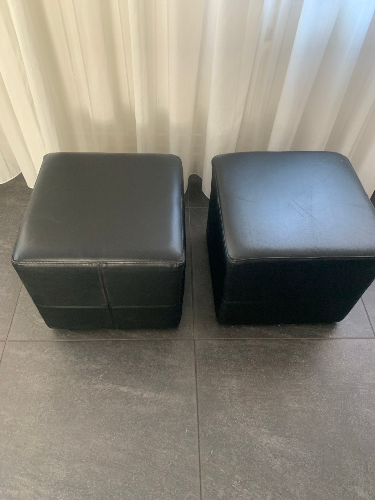 2x Zwarte Lederlook Poefjes, Huis en Inrichting, Banken | Voetenbanken en Poefen, Ophalen, Gebruikt, Vierkant, Minder dan 50 cm