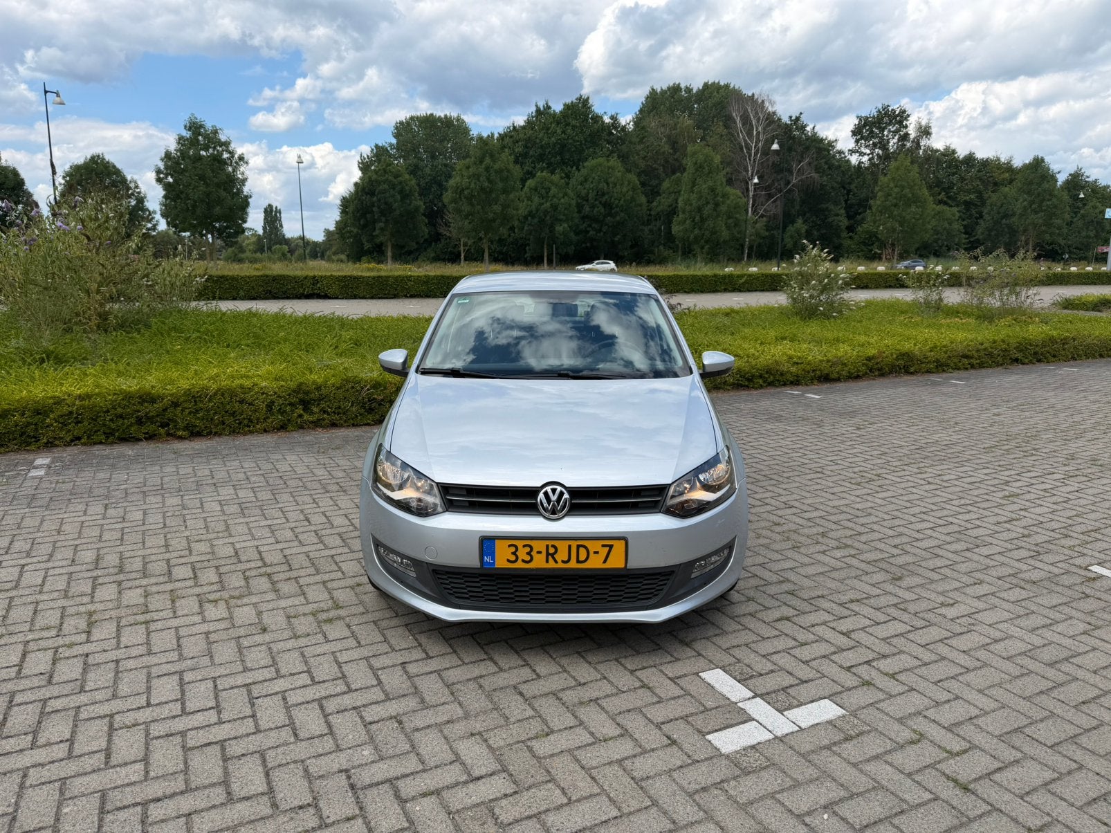 Volkswagen Polo 1.4 63KW AUT 2011 Grijs, Auto's, Euro 5, Stof, 40 €/maand, Zwart