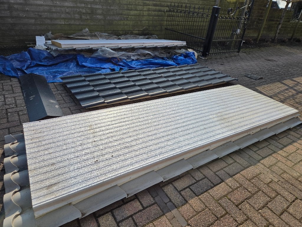 3 geisoleerde dakplaten nieuw en ongebruikt, Overige materialen, 10 tot 15 m², Zwart, Nieuw
