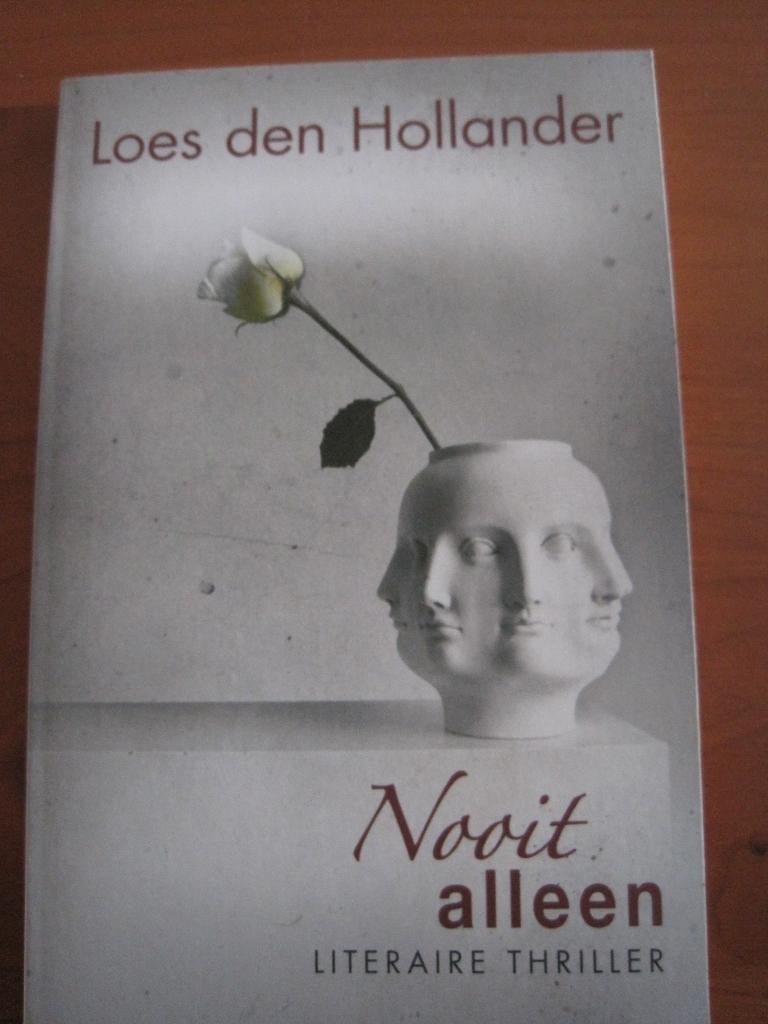 Loes den Hollander - Nooit alleen, Loes den Hollander, Ophalen of Verzenden, Zo goed als nieuw, Nederland