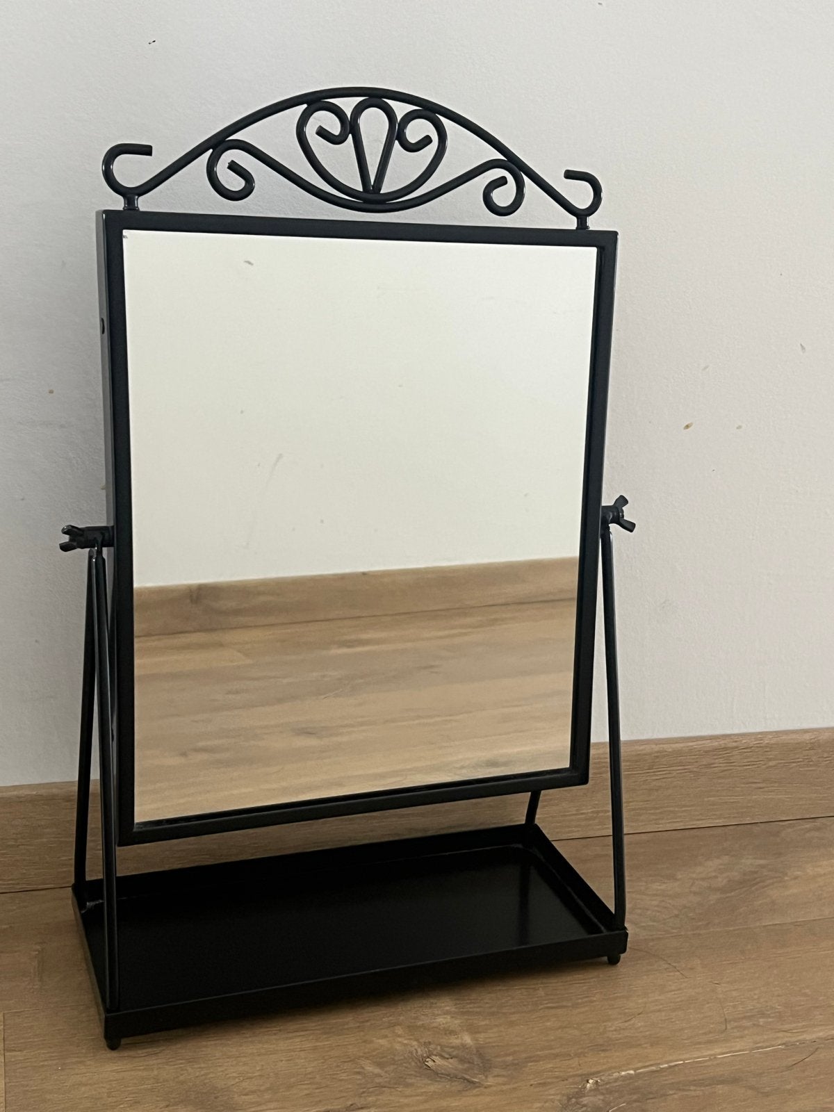 Zwart metalen tafelspiegel met sierlijke details, Ophalen, Minder dan 50 cm, Gebruikt, Minder dan 100 cm