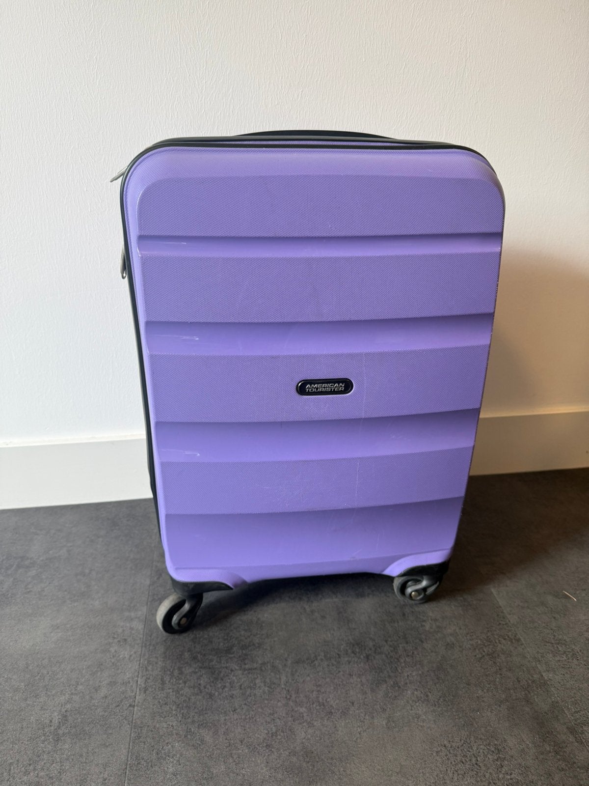Handbagage koffer American Tourister - paars, Sieraden, Tassen en Uiterlijk, Koffers, Gebruikt, Hard kunststof, 70 cm of meer