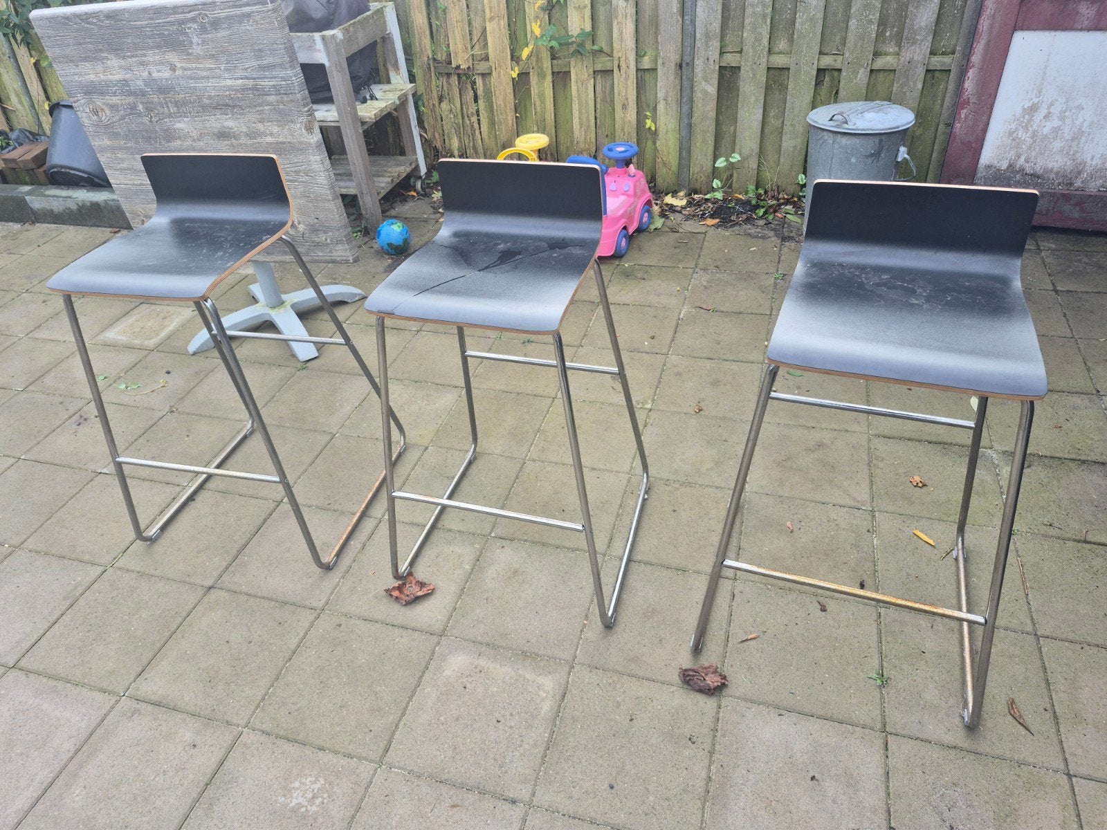 Gratis barkrukken (3 stuks) - roestig maar functioneel, 3 krukken, Ophalen, Gebruikt, Hout