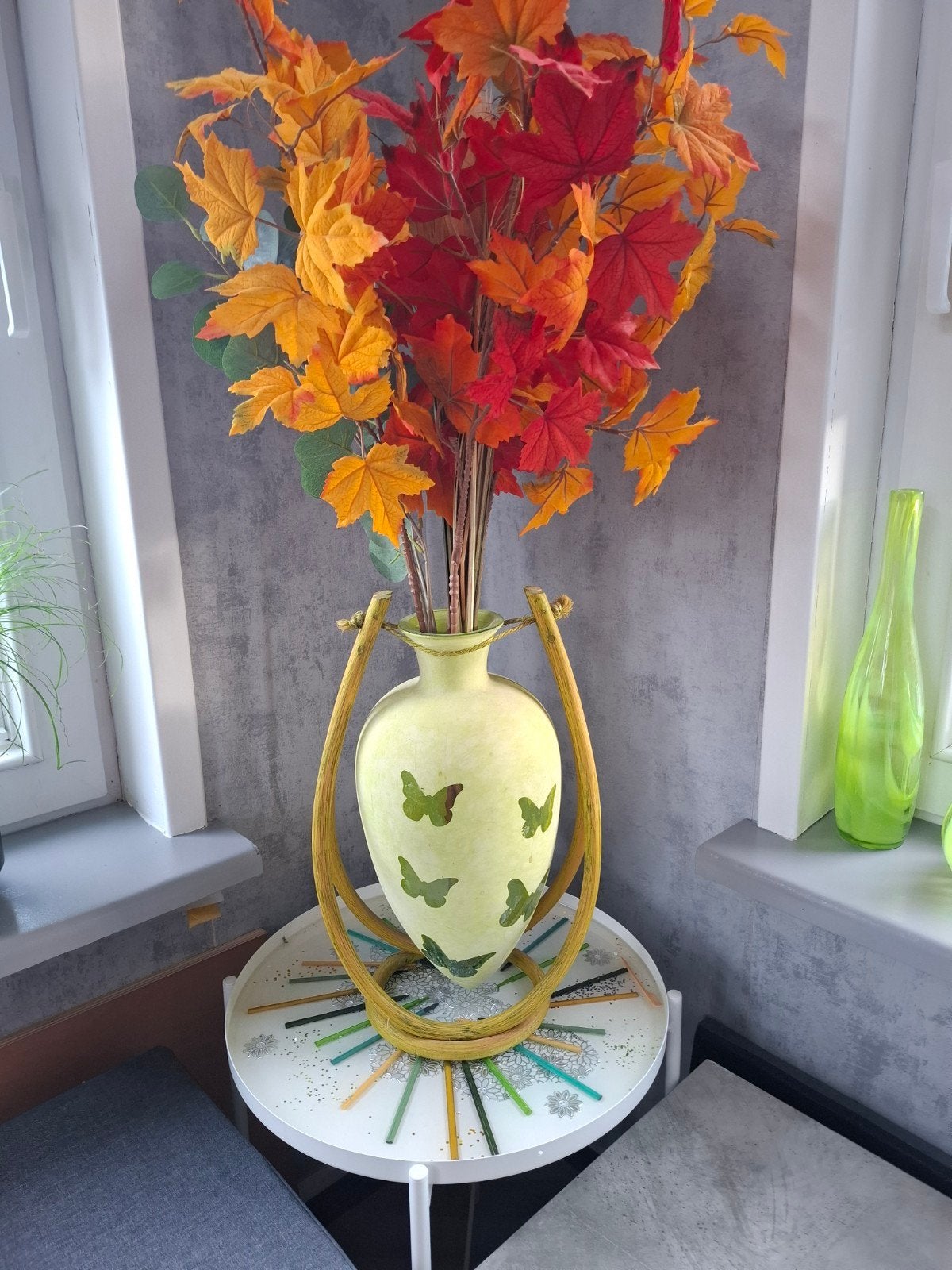 Decoratieve vaas met vlinders en houten standaard, Ophalen