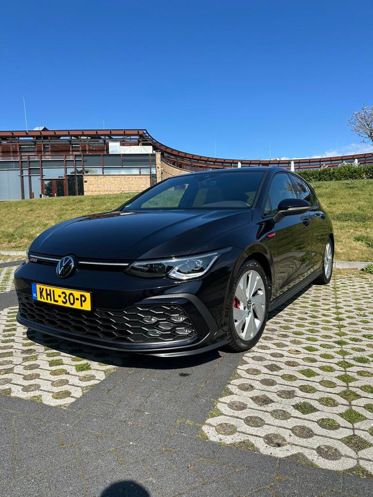 Volkswagen Golf 8 GTI Panoramadak Zwart IQ light, Auto's, 4 cilinders, Zwart, Parkeerassistent, Bedrijf
