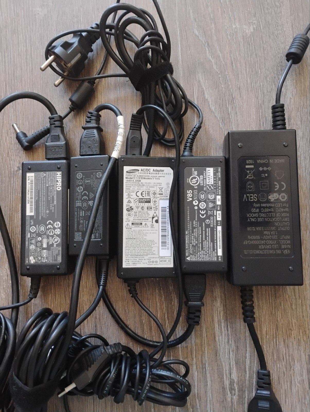 5 Laptop Adapters - Diverse Merken en Wattages, Computers en Software, Laptop-opladers, Ophalen, Gebruikt, Diverse (Samsung, HP, Hipro, Delta Electronics)