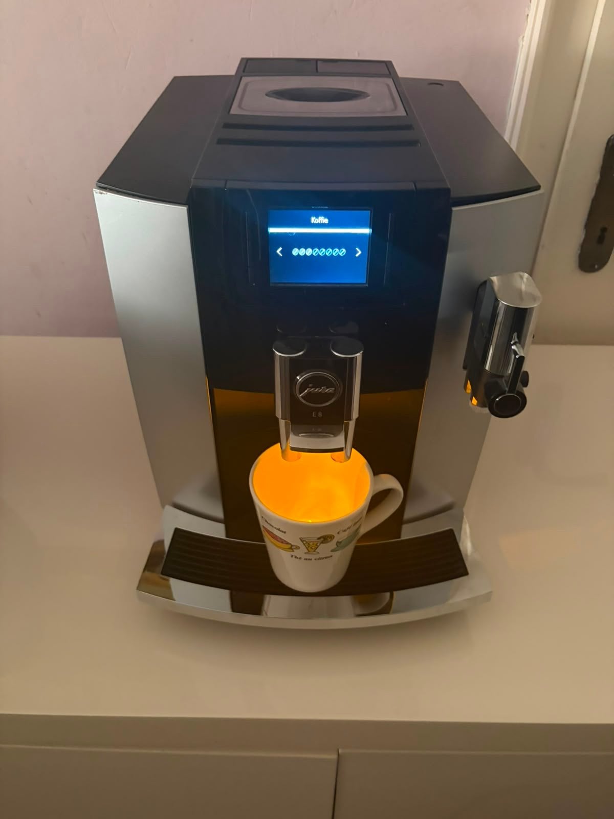 Jura E8 Koffiemachine - Zo goed als nieuw, Afneembaar waterreservoir, Koffiemachine, Zo goed als nieuw, 1 kopje