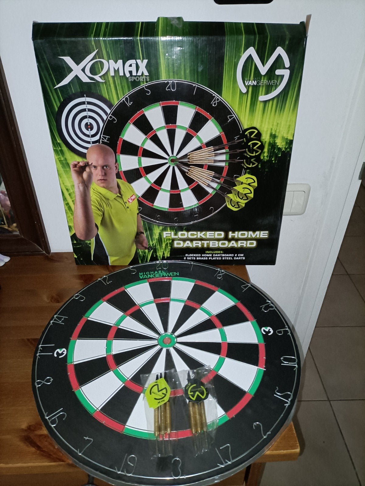 Michael Van Gerwen Dartbord met 2 sets pijlen NIEUW in doos, Ophalen of Verzenden, Nieuw, Dartbord met pijlen