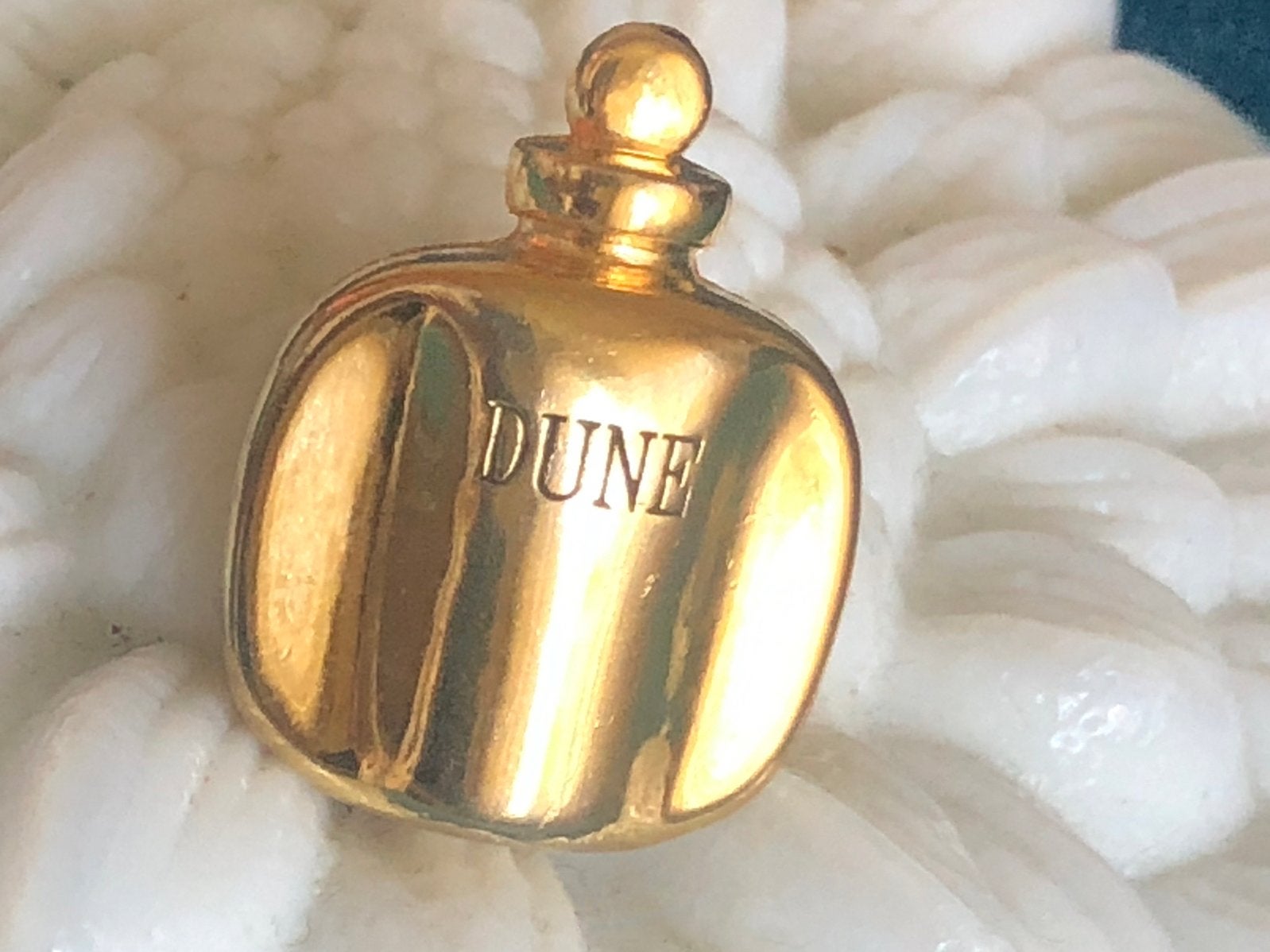 Dior Parfum Pin Broche DUNE Goud Veegulde Broche Vintage, Ophalen of Verzenden, Zo goed als nieuw