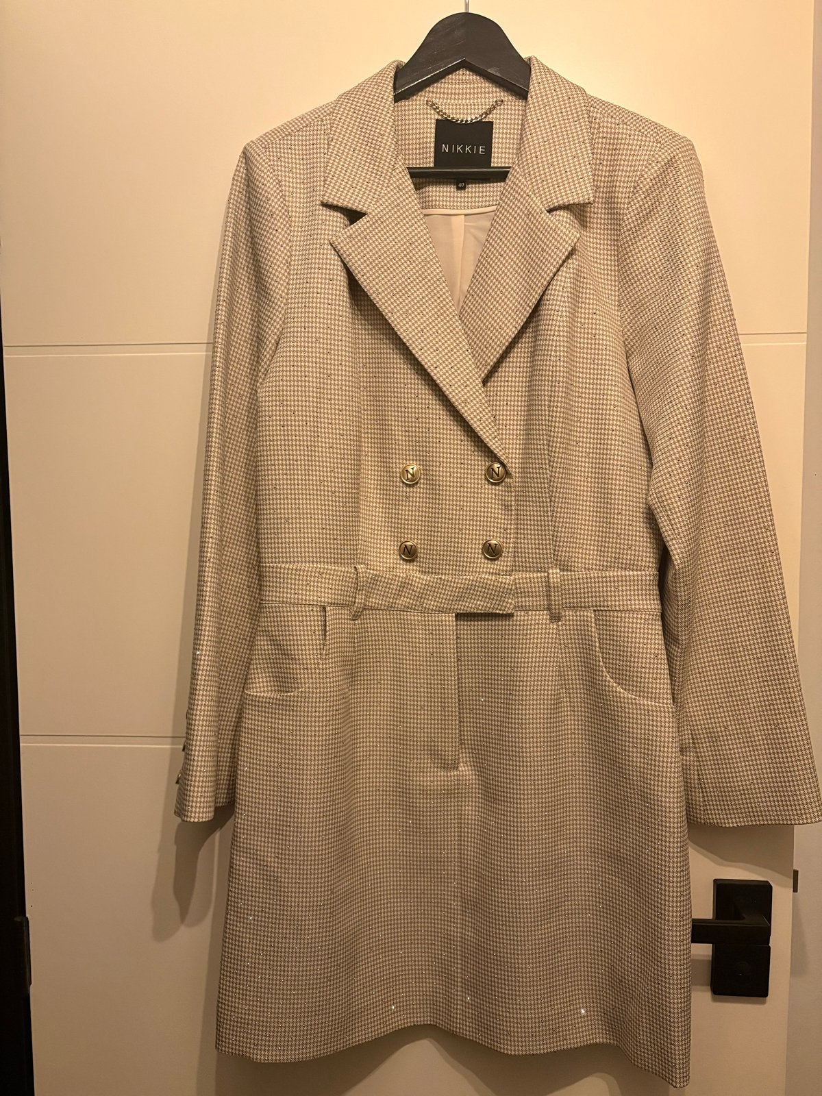 Nikkie blazerjurk maat 40, zo goed als nieuw, Beige, Maat 42/44 (L), Ophalen of Verzenden, Zo goed als nieuw