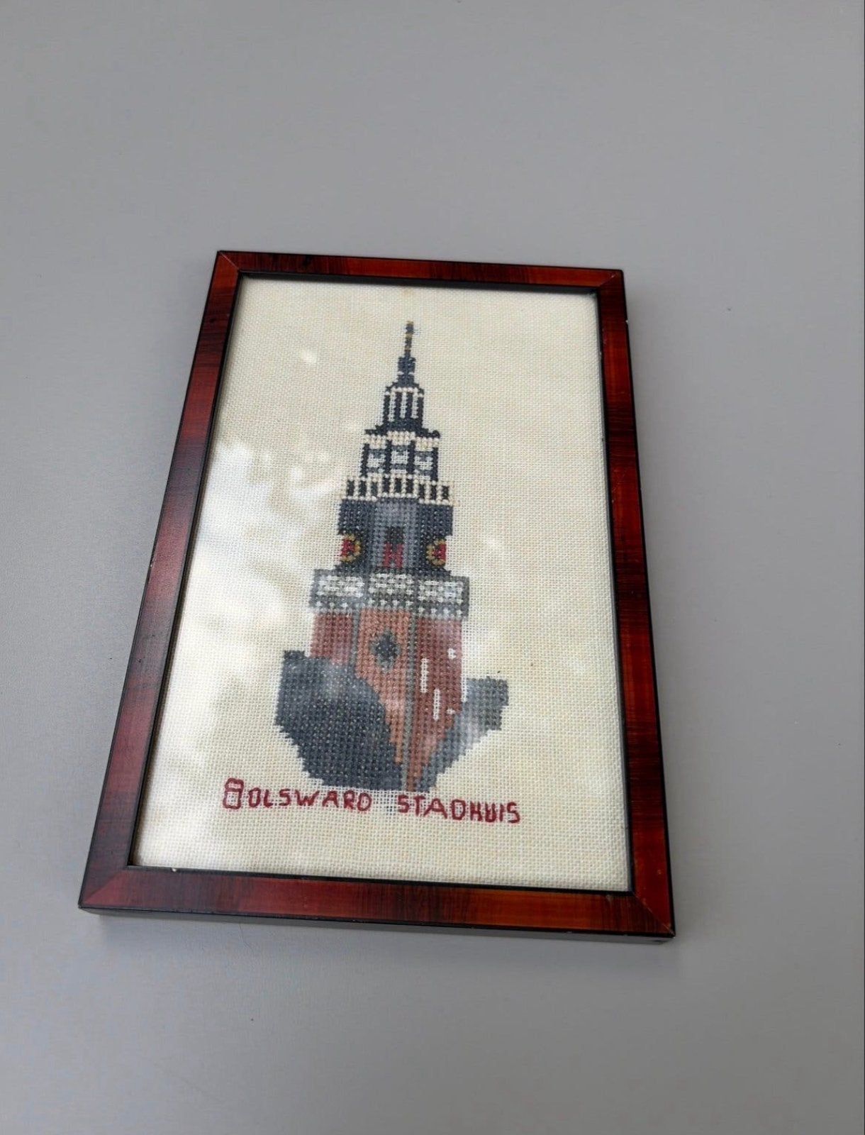 Handgeborduurd kunstwerk Stadhuis Bolsward ingelijst, Minder dan 50 cm, Overige typen, Ophalen of Verzenden, Zo goed als nieuw