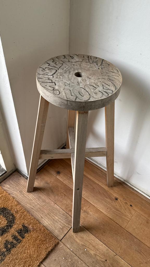 Unieke houten kruk met handgesneden tekst, Huis en Inrichting, Krukjes, Gebruikt, Hout, Ophalen