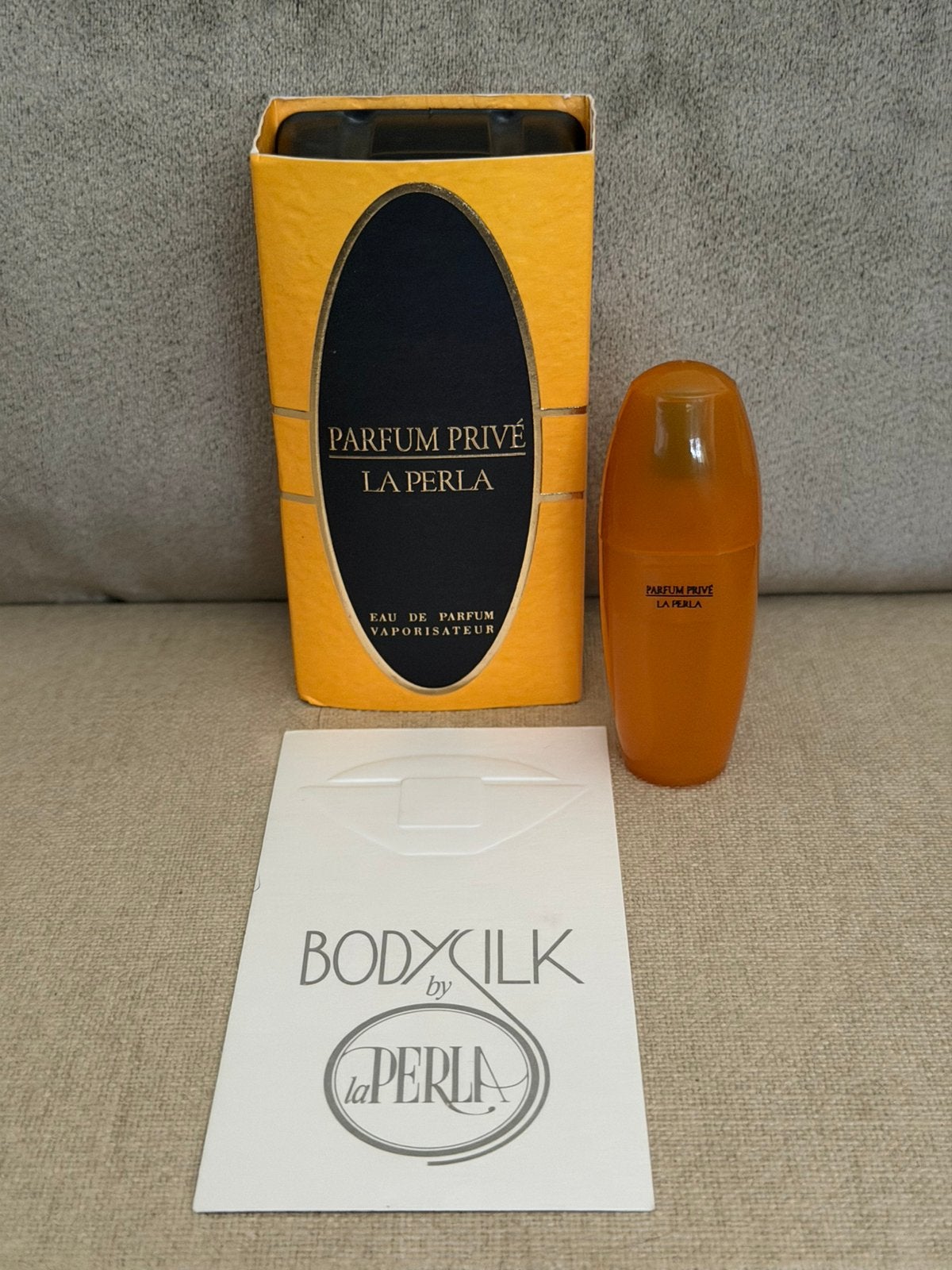 Vintage miniatuur Parfum Privé van La Perla, 5 ml edp, Verzamelen, Verzenden, Nieuw, Miniatuur, Gevuld