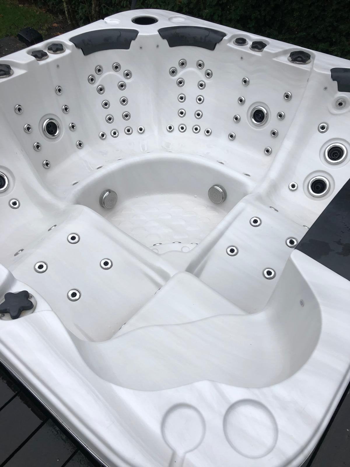 Jacuzzi met sfeerverlichting.Lekt een beetje voor de klusser, Ophalen, Zo goed als nieuw, Pomp
