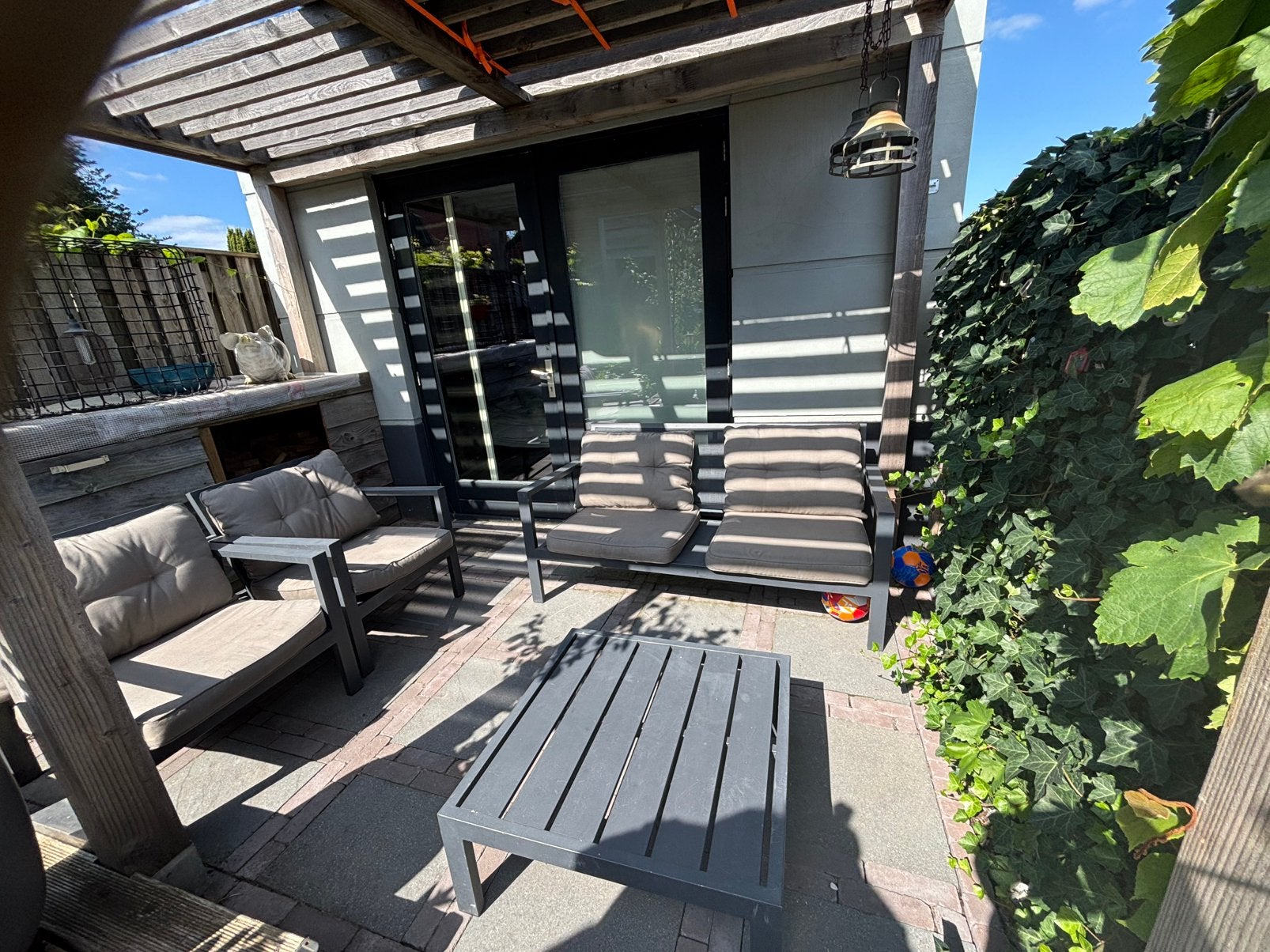 Leuk tuinset 1 bank met 2 losse stoelen, Schuur, Zo goed als nieuw, Zonder ramen, Ophalen