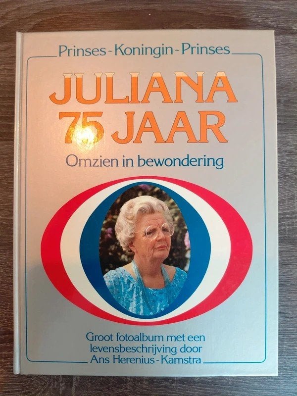 Boek Juliana 75 Jaar: Omzien in bewondering, Verzamelen, Ophalen of Verzenden, Zo goed als nieuw, Nederland, Tijdschrift of Boek