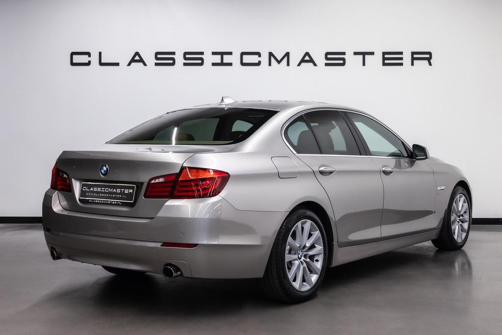 BMW 5 Serie 535xi High Executive Fiscale waarde € 6.000,-, Auto's, Automaat, Gebruikt, Beige, 2000 kg