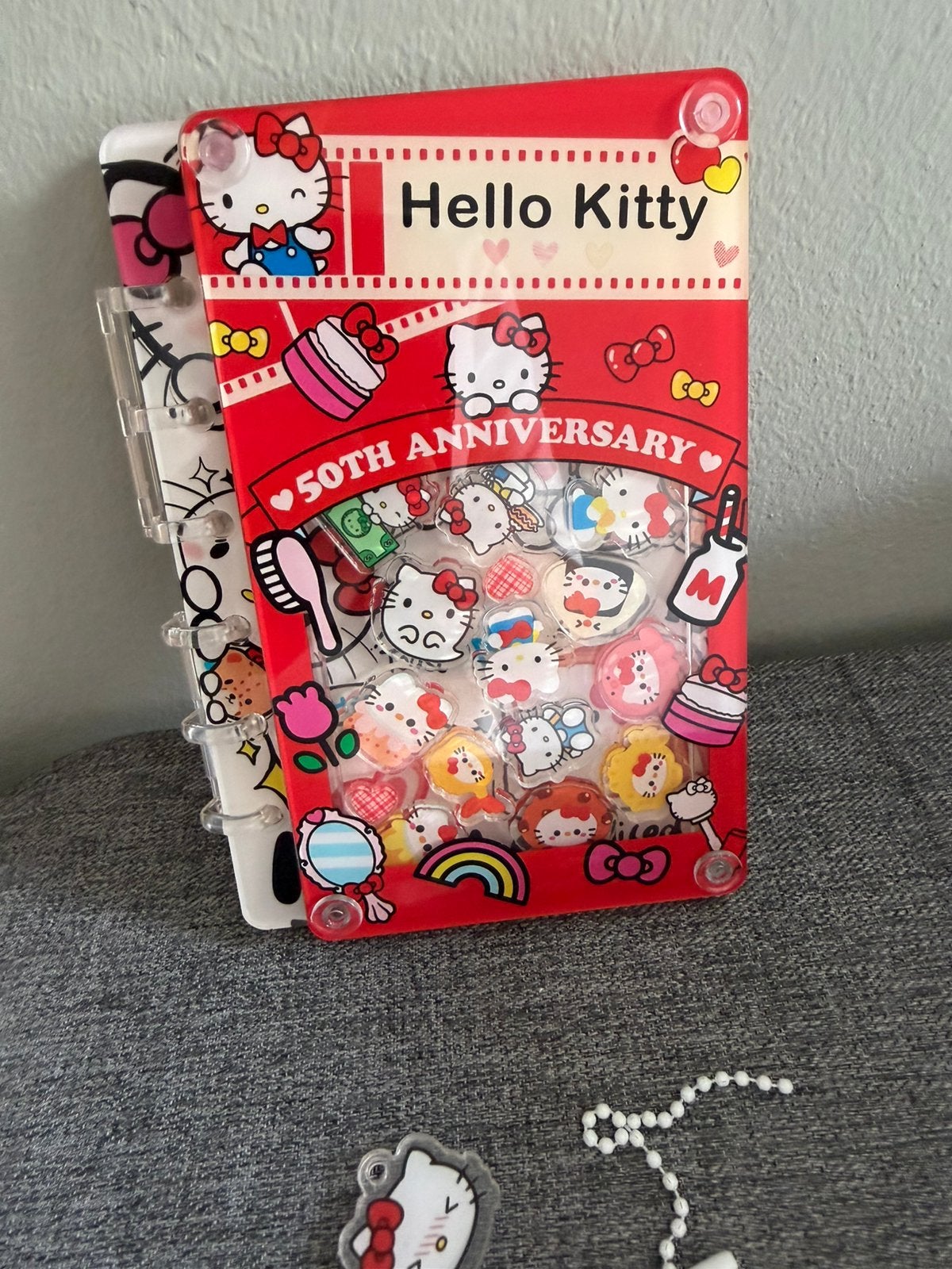 Must have Hello Kitty 50th Anniv. Shaker Binder + Charm, Ophalen of Verzenden, Zo goed als nieuw