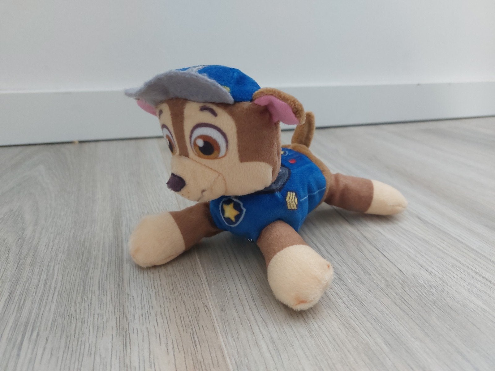Knuffel paw patrol hond pup Chase mini L860, Ophalen of Verzenden, Zo goed als nieuw, Hond