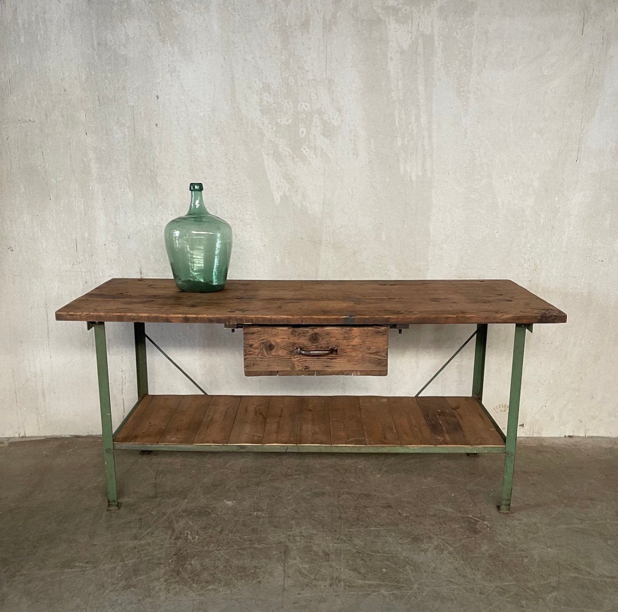 Foto 12 van Oude werkbank, vintage dressoir, industriële toonbank, kast