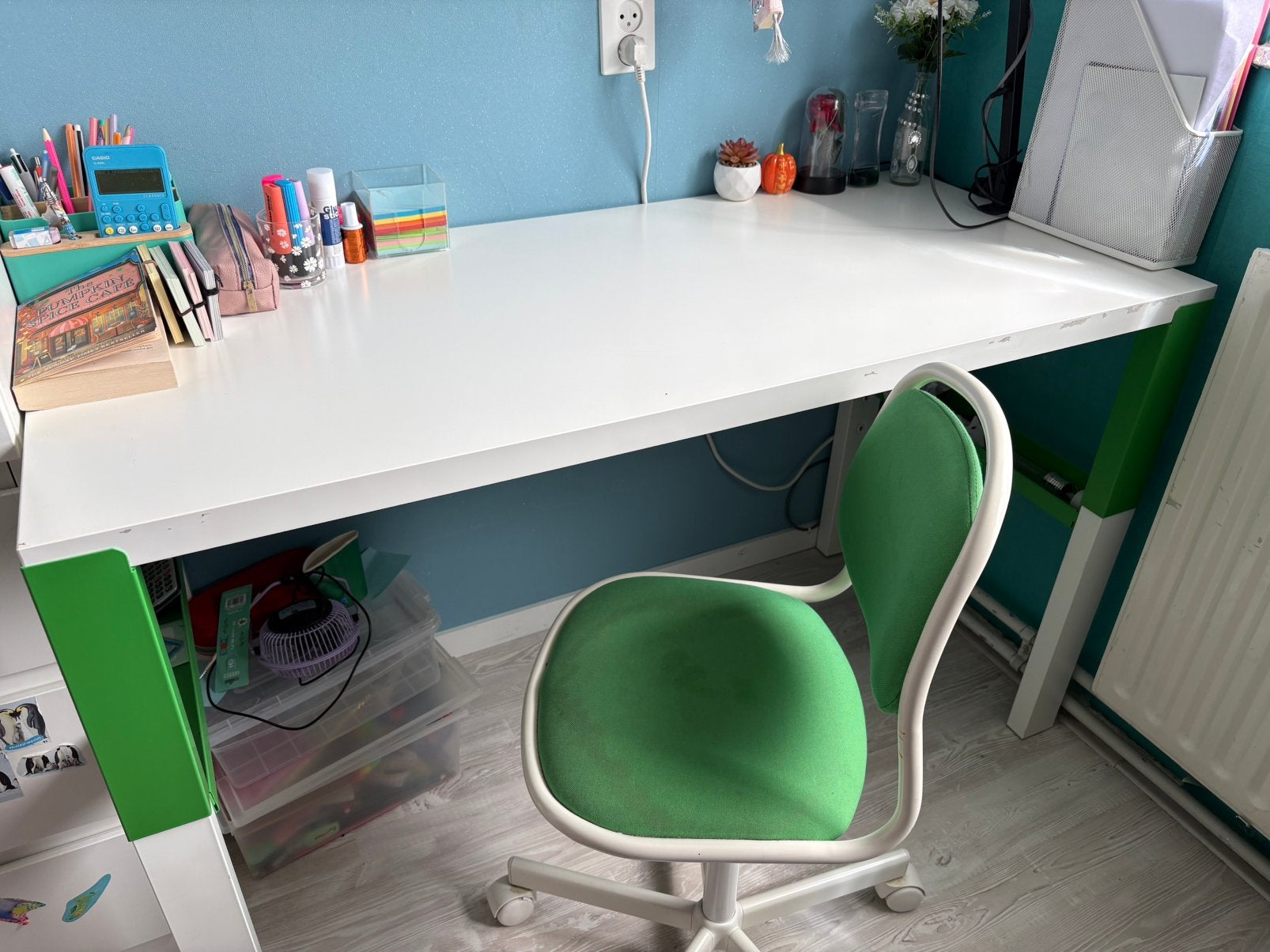 Bureau en bijbehorende bureaustoel, Ophalen, Zo goed als nieuw, Tafel(s) en Stoel(en)