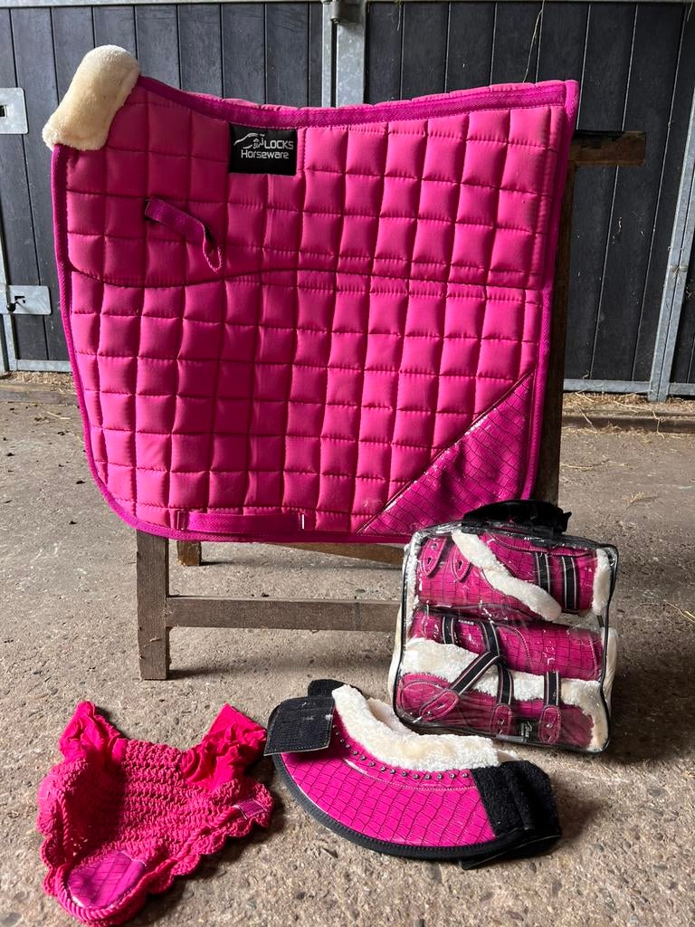 Full dressuur set roze, Dieren en Toebehoren, Paarden en Pony's | Beschermers, Ophalen of Verzenden, Nieuw