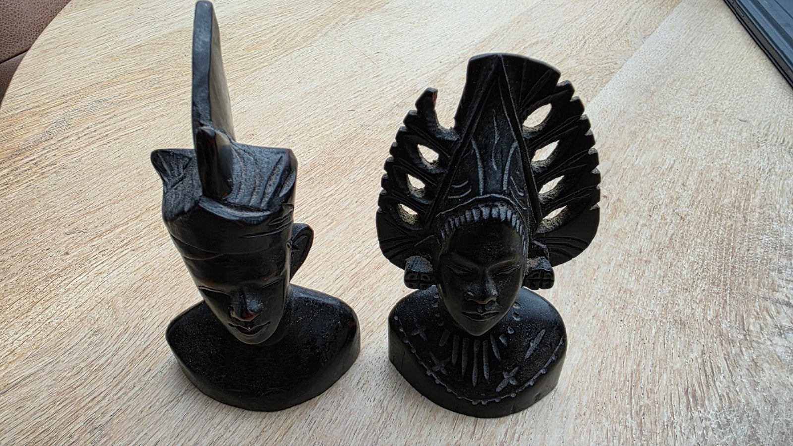 Twee handgesneden houten beelden - Javaanse bustes, Antiek en Kunst, Hout, Gesneden, Ophalen of Verzenden, Indonesië