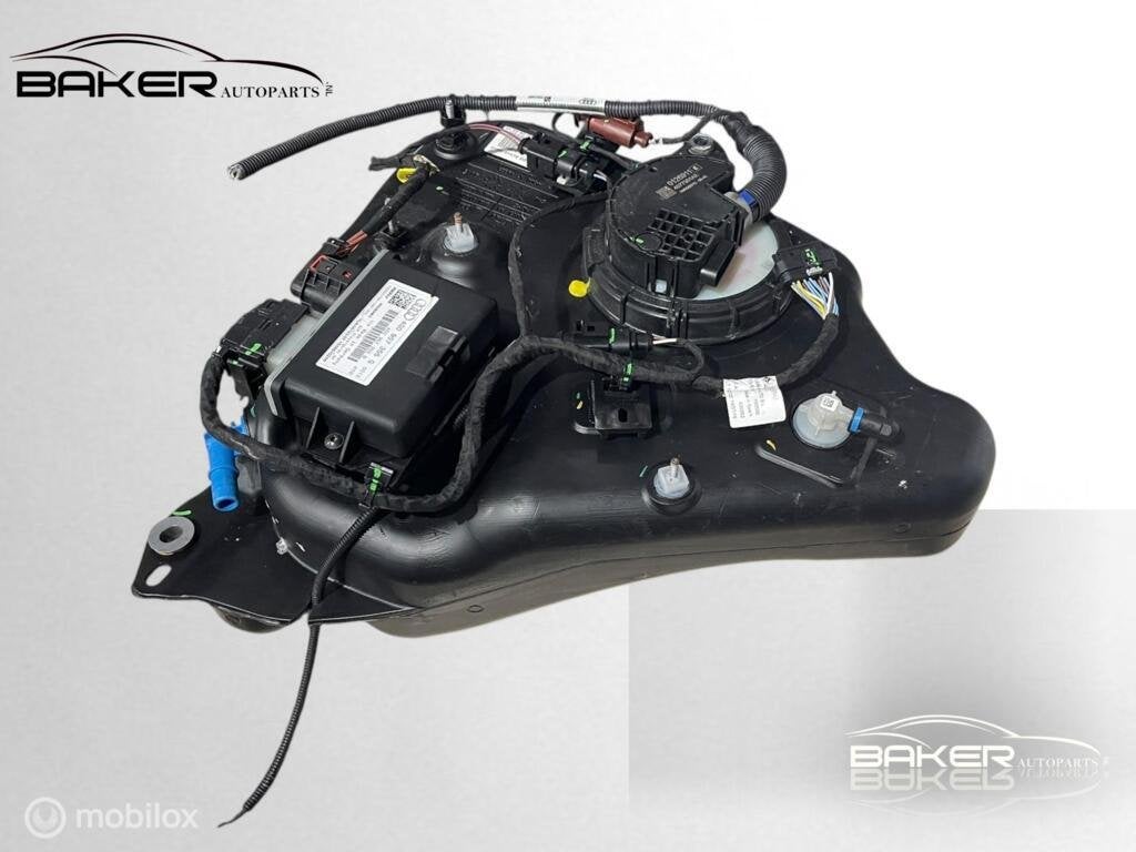 Adblue pomp + Tank Audi A4 B8 2.0 TDI ('08-'16) 8K0131877, Auto-onderdelen, Brandstofsystemen, Audi, Gebruikt, Audi, Ophalen of Verzenden