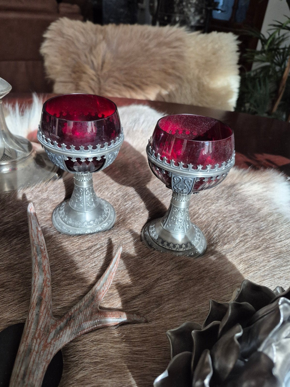 Prachtige vintage rode glazen met tinnen voet - set van 2, Antiek en Kunst, Antiek | Glas en Kristal, Ophalen of Verzenden