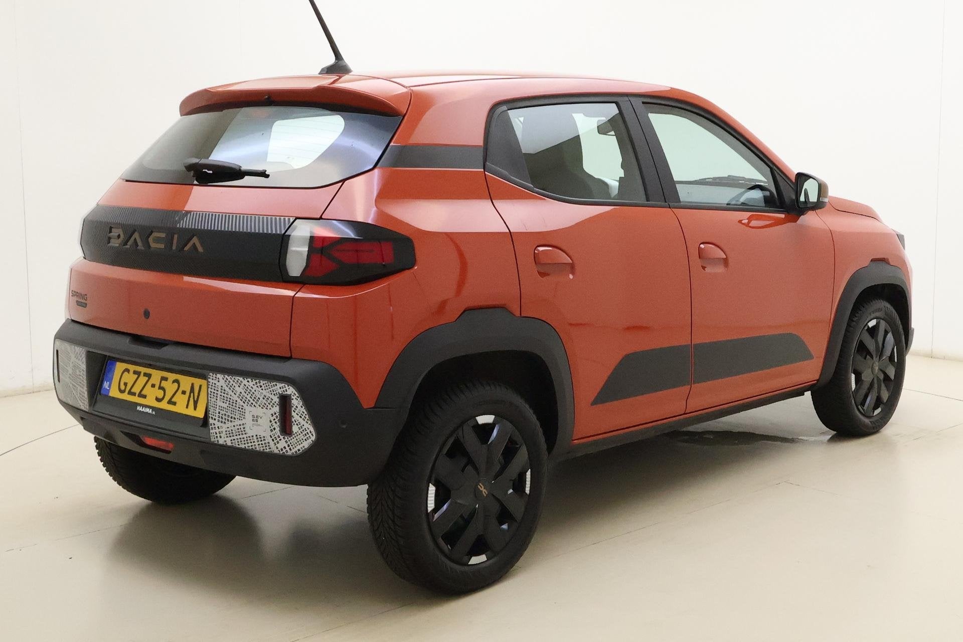 Dacia Spring Extreme 65 26.8 kWh | Unieke kilometerstand! |, Auto's, Gebruikt, Zwart, 4 stoelen, Leder en Stof