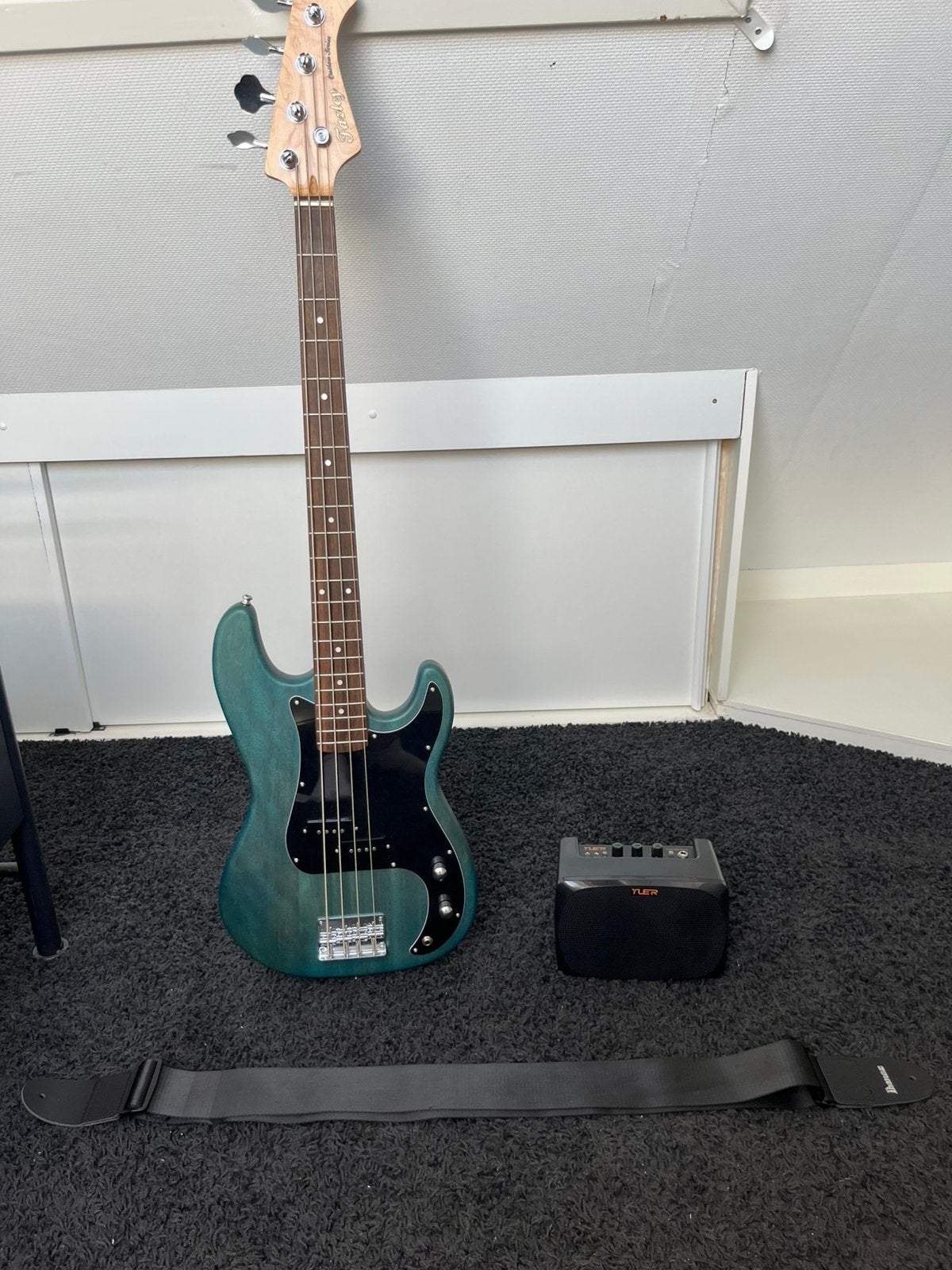 Fazley basgitaar + versterker, Ophalen, Nieuw, Basgitaar, 50 tot 100 watt