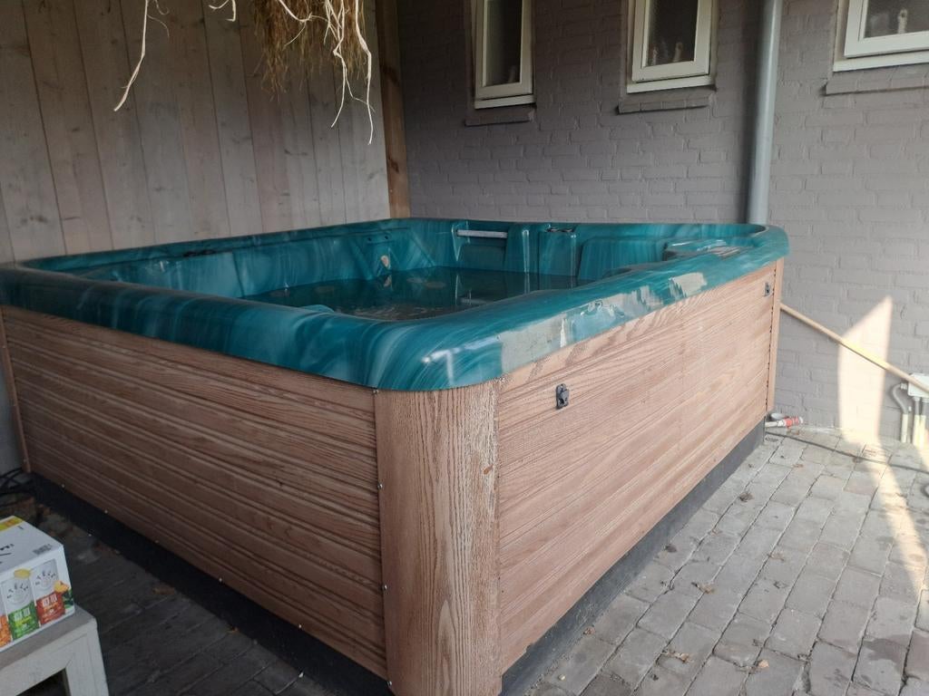 Jacuzzi Leisure Bay Genius 220V - 6 persoons met afdekking, Tuin en Terras, Ophalen of Verzenden, Gebruikt, Afdekzeil, Vast