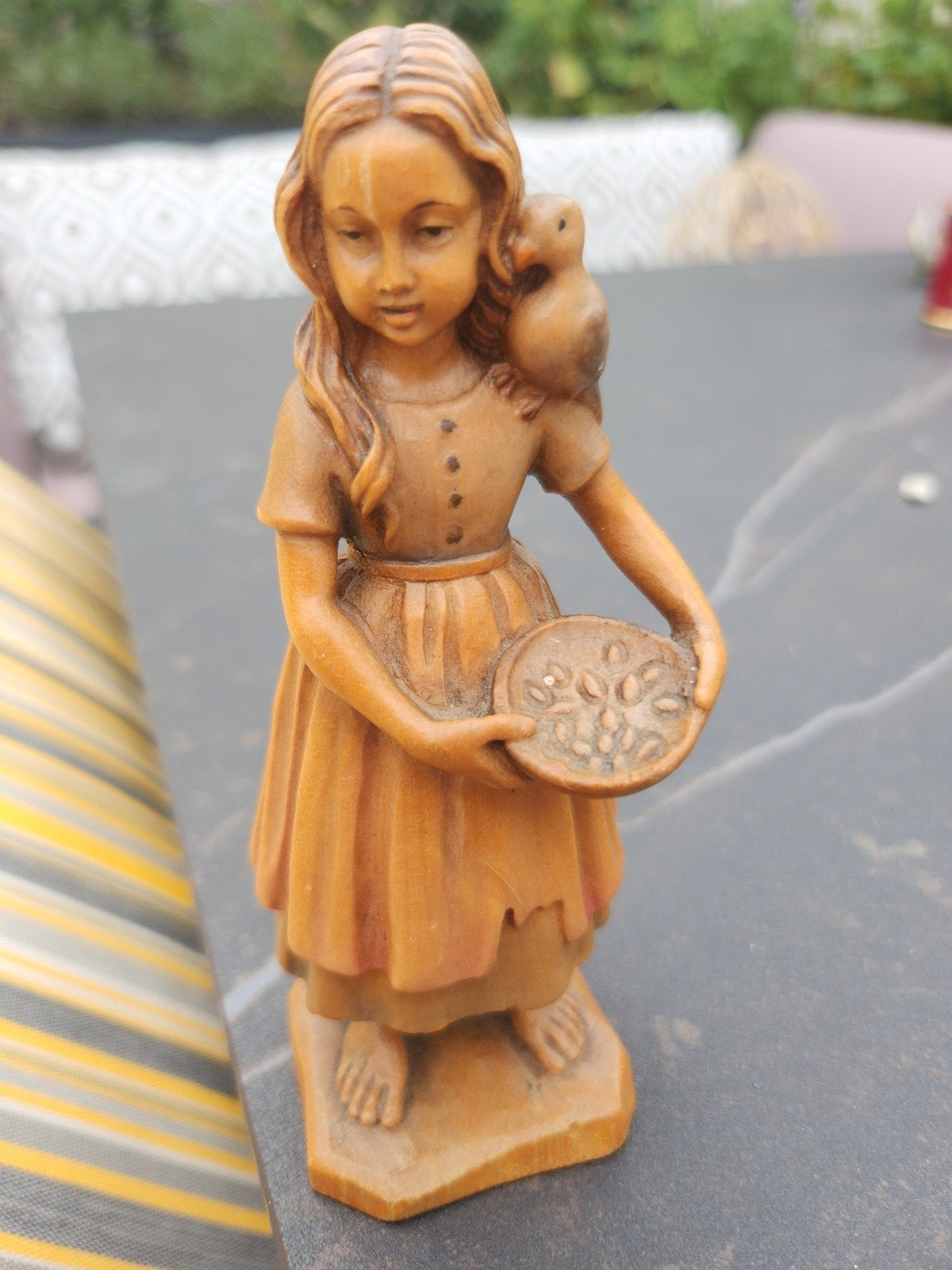 Houten Beeldje Meisje met Vogel en Schaal - Handgesneden, Minder dan 20 cm, Ophalen of Verzenden, Handgemaakt, Beeld