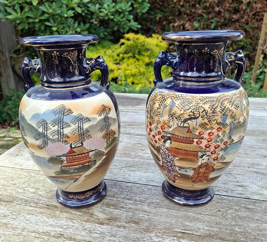 Twee Japanse Satsuma aardewerk vazen., Ophalen