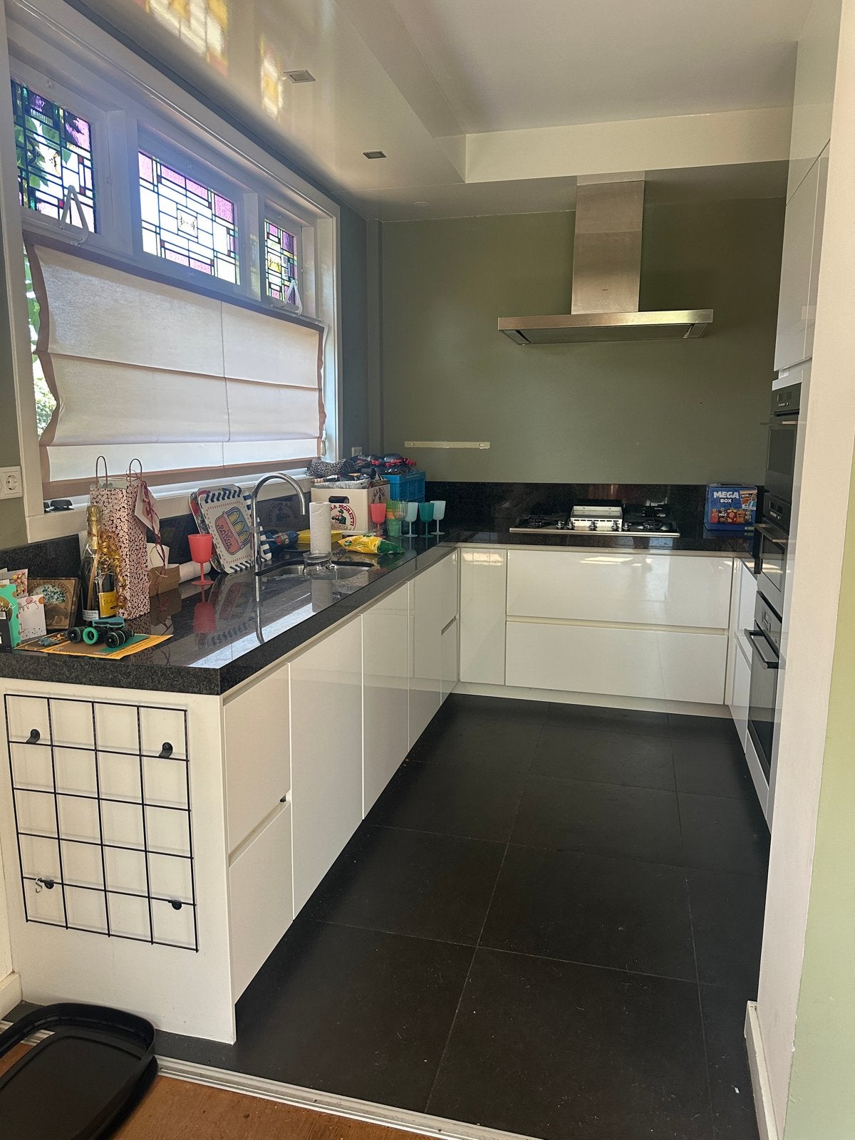 Moderne witte hoekkeuken met inbouwapparatuur, Ophalen, Gebruikt, Wit, Hoekkeuken