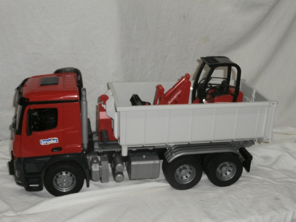 Bruder Mercedes Arocs met roll-off container en machines, Kinderen en Baby's, Speelgoed | Speelgoedvoertuigen, Ophalen, Zo goed als nieuw