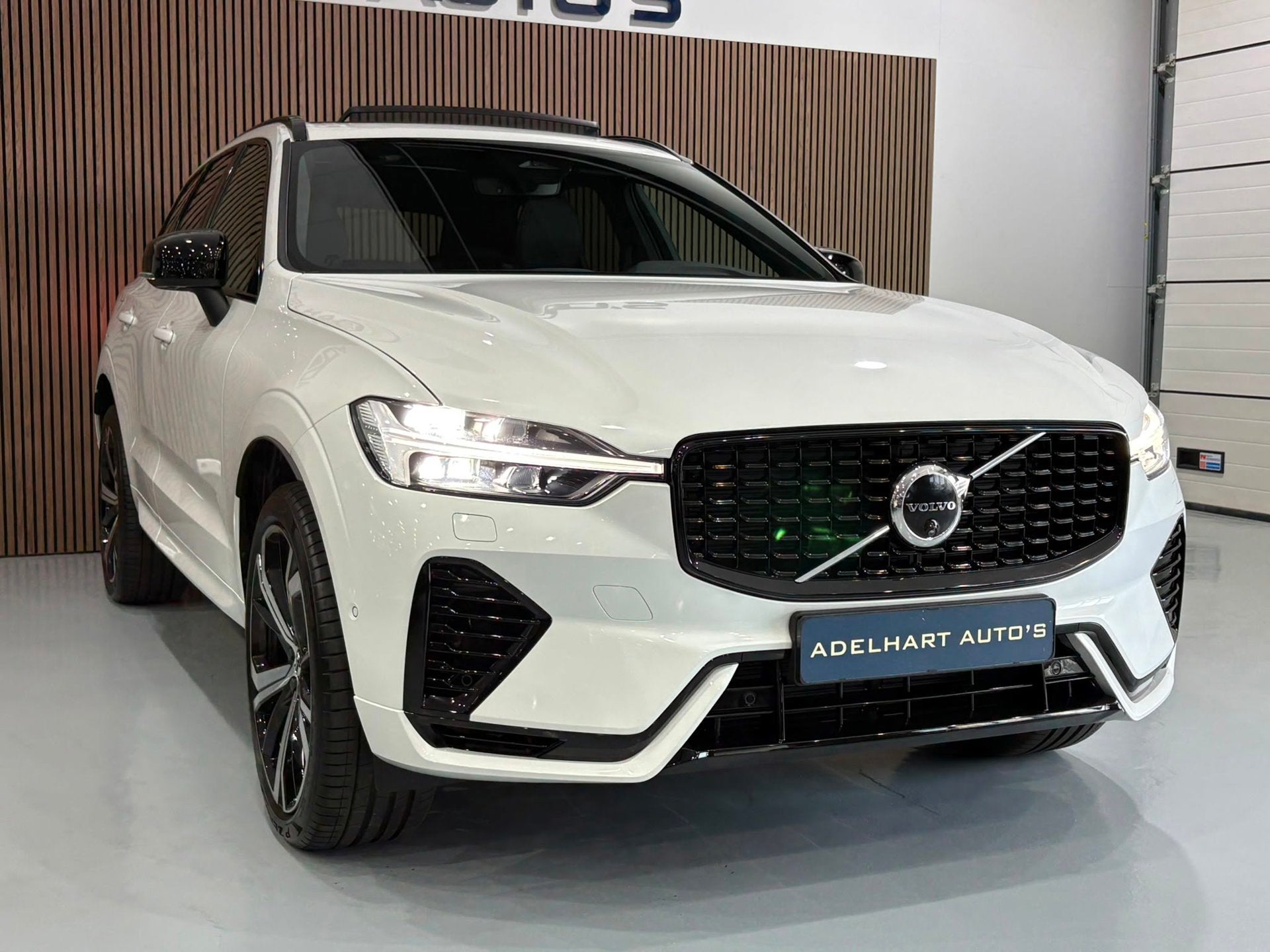 Volvo XC60 2.0 T8 Plug-in hybrid AWD Plus Dark / Panorama da, Auto's, Volvo, Automaat, Zwart, 4 cilinders, 1969 cc