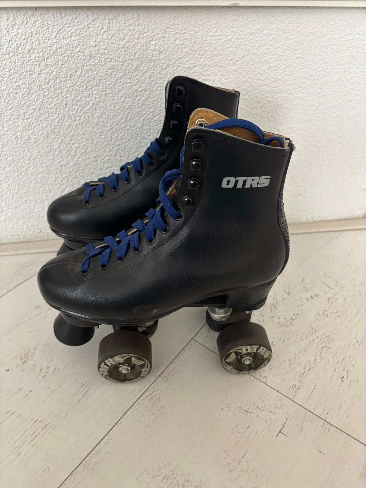 OTRS rolschaatsen - Maat 36 - Zwart met blauwe veters, Ophalen, Gebruikt, Dames