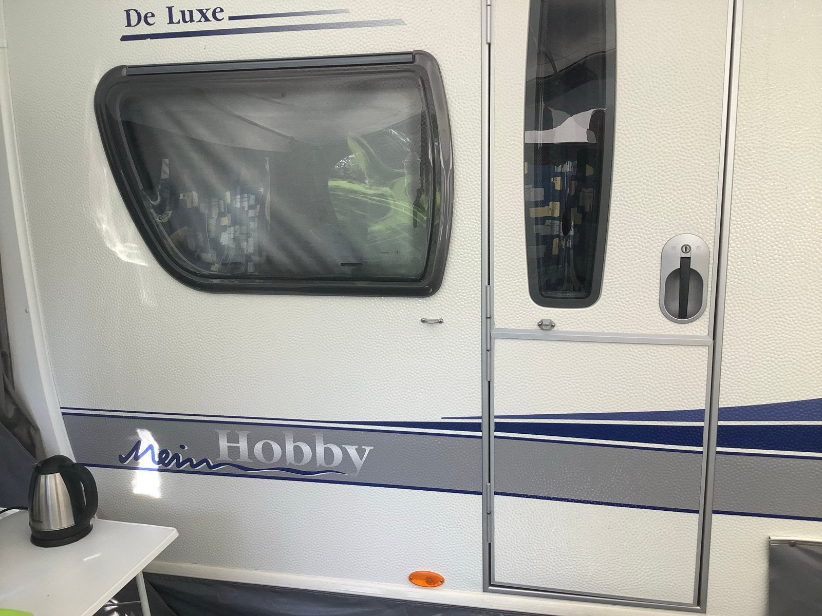 Hobby De Luxe Caravan - Compleet met Inboedel en Voortent, Caravans en Kamperen, Vast bed, Rondzit, Hobby, 5 tot 6 meter